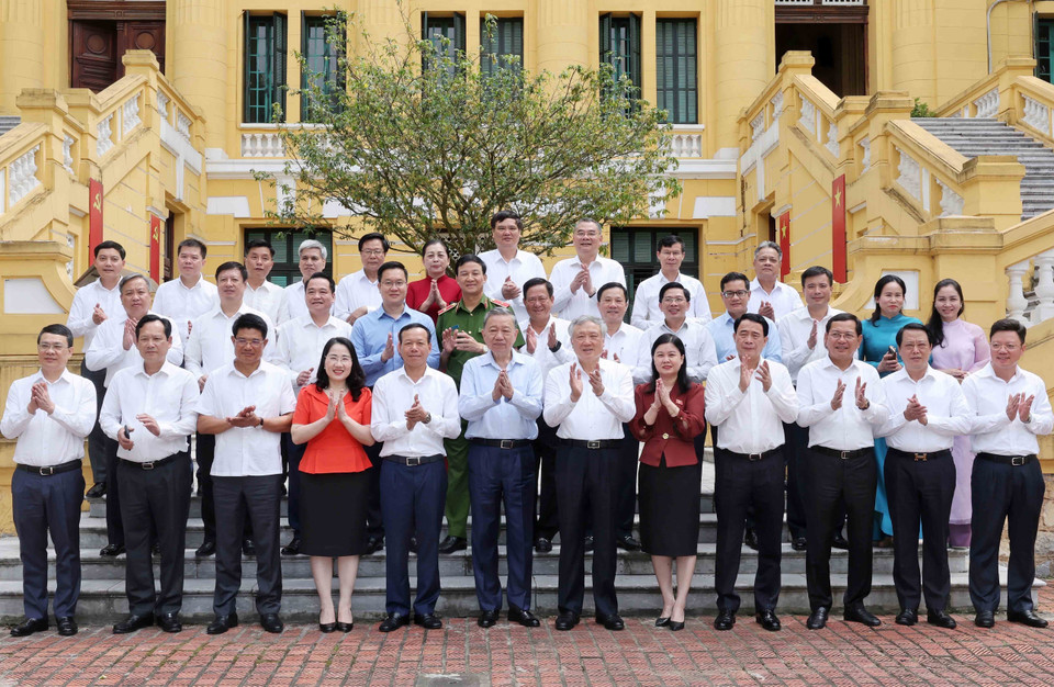 Chủ tịch nước Tô Lâm với lãnh đạo Tòa án Nhân dân Tối cao và các đại biểu. (Ảnh: Nhan Sáng/TTXVN)