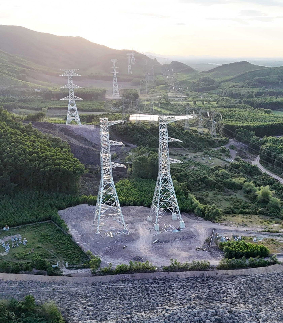 Hệ thống cột điện thuộc đường dây 500kV mạch 3 đoạn qua huyện Cẩm Xuyên (tỉnh Hà Tĩnh). (Ảnh: Hữu Quyết/TTXVN)
