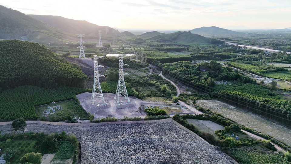Hệ thống cột điện thuộc đường dây 500kV mạch 3 đoạn qua huyện Cẩm Xuyên (tỉnh Hà Tĩnh). (Ảnh: Hữu Quyết/TTXVN)
