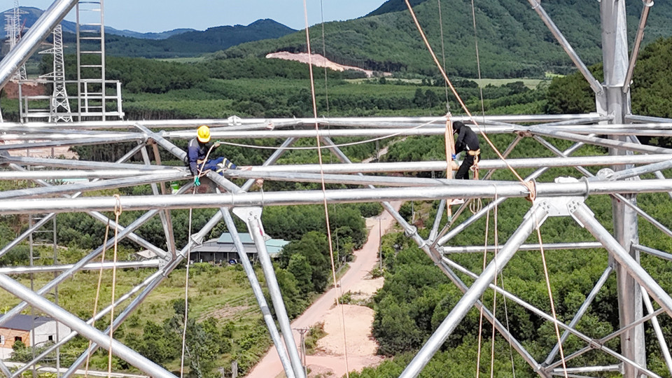 Công nhân thuộc Công ty Cổ phần tập đoàn PC1 Hà Nội khẩn trương hoàn thành các hạng mục cuối tại vị trí cột 135. (Ảnh: Hữu Quyết/TTXVN)