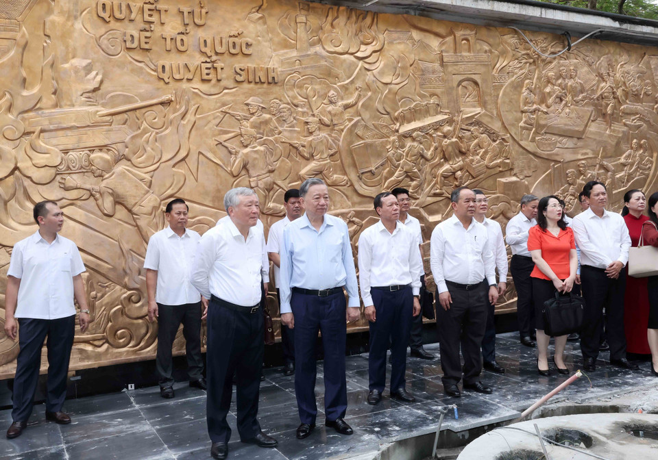 Chủ tịch nước Tô Lâm tham quan bức phù điêu "Lời kêu gọi toàn quốc kháng chiến và 60 ngày đêm bảo vệ Thủ đô" tại Tòa án Nhân dân Tối cao. (Ảnh: Nhan Sáng/TTXVN) 
