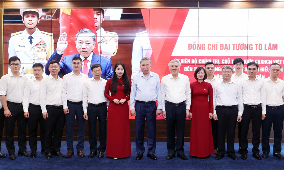 Chủ tịch nước Tô Lâm với cán bộ, nhân viên Trung tâm Điều hành và Giám sát Tòa án Nhân dân của Tòa án Nhân dân Tối cao. (Ảnh: Nhan Sáng/TTXVN)