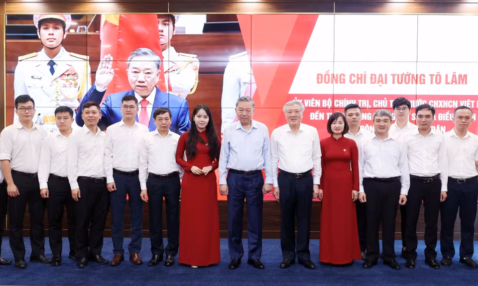Chủ tịch nước Tô Lâm với cán bộ, nhân viên Trung tâm Điều hành và Giám sát Tòa án Nhân dân của Tòa án Nhân dân Tối cao. (Ảnh: Nhan Sáng/TTXVN)