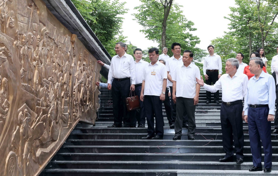 Chủ tịch nước Tô Lâm tham quan bức phù điêu "Lời kêu gọi toàn quốc kháng chiến và 60 ngày đêm bảo vệ Thủ đô" tại Tòa án Nhân dân Tối cao. (Ảnh: Nhan Sáng/TTXVN)