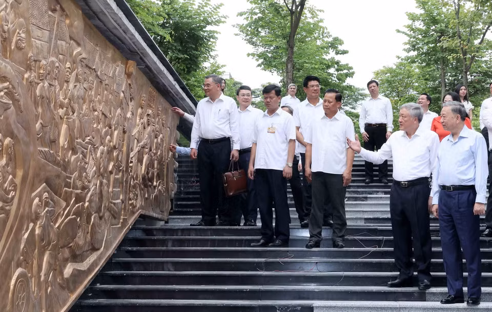 Chủ tịch nước Tô Lâm tham quan bức phù điêu "Lời kêu gọi toàn quốc kháng chiến và 60 ngày đêm bảo vệ Thủ đô" tại Tòa án Nhân dân Tối cao. (Ảnh: Nhan Sáng/TTXVN)