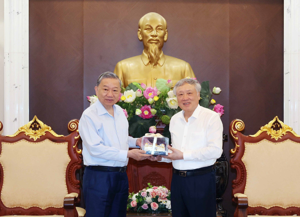 Chánh án Tòa án Nhân dân Tối cao Nguyễn Hoà Bình tặng Chủ tịch nước Tô Lâm mô hình trụ sở Tòa án Nhân dân Tối cao. (Ảnh: Nhan Sáng/TTXVN)
