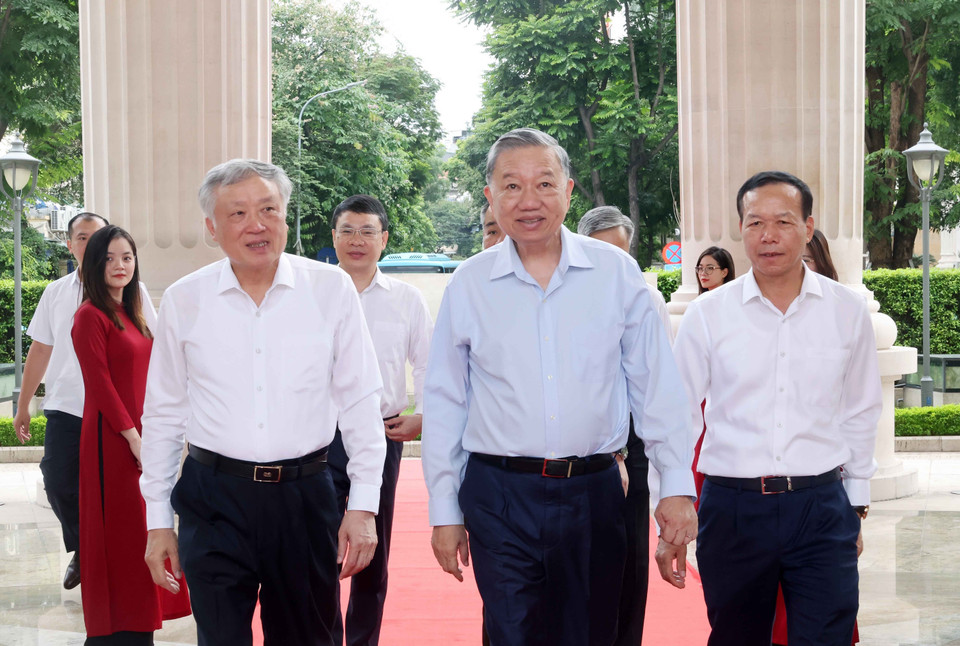 Chủ tịch nước Tô Lâm đến thăm, làm việc tại Tòa án nhân dân Tối cao. (Ảnh: Nhan Sáng/TTXVN)