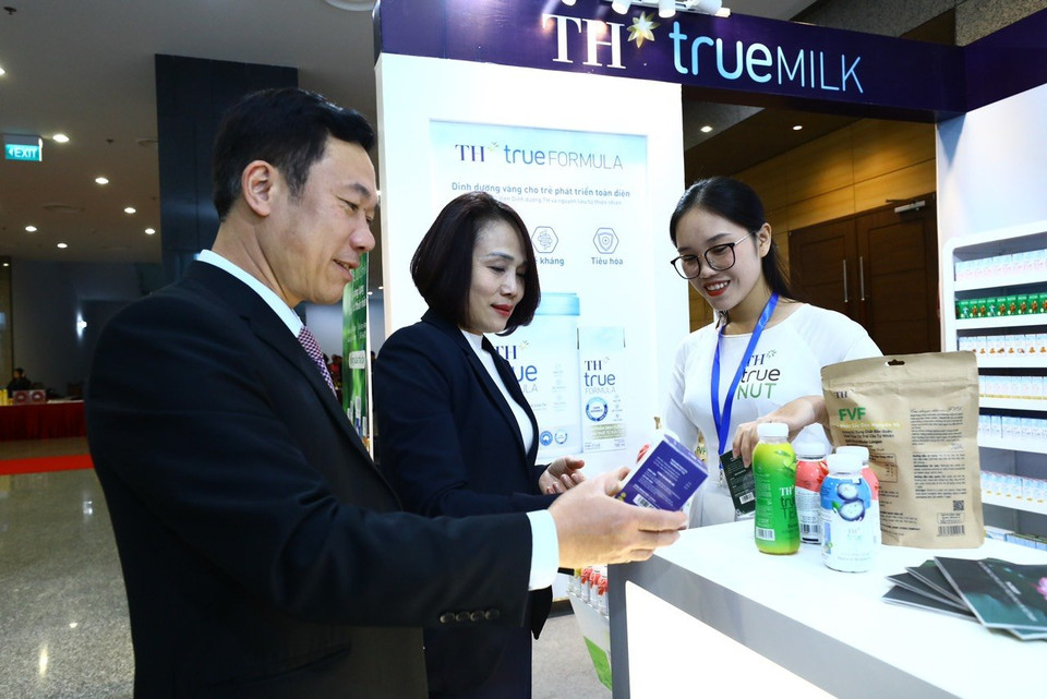 Hiểu rõ giá trị quý giá của các loài thảo dược đối với sức khỏe con người cũng như nắm bắt thị hiếu ưa chuộng sản phẩm có nguồn gốc từ thảo dược của người tiêu dùng, tập đoàn TH đã tiên phong bảo tồn, phát triển và chế biến sâu các loại thảo dược quý bằng ứng dụng công nghệ cao. Bộ sản phẩm trà thảo dược túi lọc TH true HERBAL rất được quan tâm và yêu thích. (Ảnh: PV/Vietnam+)