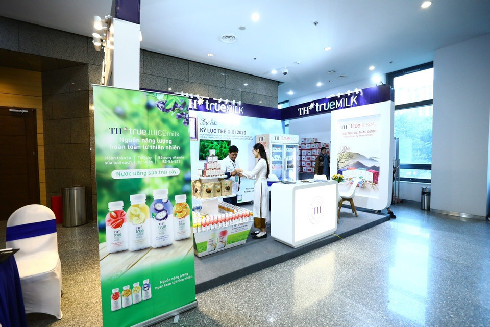 Khu vực trưng bày các thương hiệu tới từ Việt Nam với điểm nhấn là các sản phẩm của Tập đoàn TH. TH true MILK là thương hiệu quốc gia luôn được tin tưởng lựa chọn đồng hành trong nhiều sự kiện trọng đại của đất nước và quốc tế. (Ảnh: PV/Vietnam+)