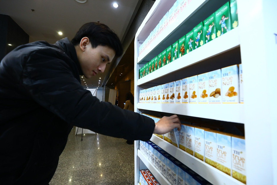 Hơn 40.000 sản phẩm được trưng bày và phục vụ tại sự kiện lớn của ngành ngoại giao với các nhãn hiệu sữa tươi sạch TH true MILK, sữa hạt TH true NUT, nước trái cây tự nhiên TH true JUICE, sữa cacao lúa mạch TH true CHOCOMALT MISTORI… Đây đều là những sản phẩm đã ghi dấu bước tiến quan trọng trên hành trình thực hiện sứ mệnh chăm sóc sức khỏe người Việt của Tập đoàn TH. (Ảnh: PV/Vietnam+)