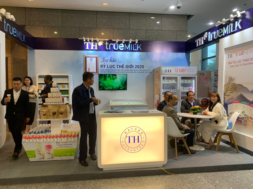 Khách thăm gian hàng của TH sẽ được mời thưởng thức sản phẩm tại chỗ. (Ảnh: PV/Vietnam+)