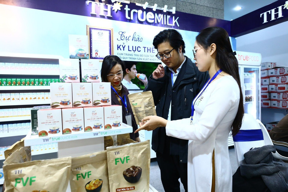 Nguyên liệu của tất cả các sản phẩm TH đều được tuyển chọn nghiêm ngặt theo bộ tiêu chuẩn cao cấp, từ các nhà cung cấp hàng đầu, dễ dàng truy xuất nguồn gốc nhằm đảm bảo chất lượng - Giàu dưỡng chất, tốt cho sức khỏe - Hoàn toàn từ thiên nhiên - không chất bảo quản. (Ảnh: PV/Vietnam+)