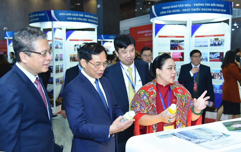 Bộ trưởng Bộ Ngoại giao Bùi Thanh Sơn ghé thăm gian hàng trưng bày của TH tại Hội nghị Ngoại giao lần thứ 32 diễn ra từ ngày 19 – 23/12/2023 ở Hà Nội và thử sản phẩm nước gạo rang TH true RICE. (Ảnh: PV/Vietnam+)