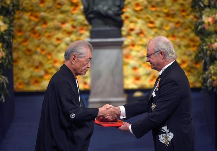 Nhà khoa học Tasuku Honjo (người Nhật Bản) nhận giải Nobel Y sinh cho công trình khám phá cách điều trị ung thư bằng ức chế miễn dịch âm tính, một cách tiếp cận mang tính cách mạng trong chữa trị bệnh ung thư. (Nguồn: Reuters)