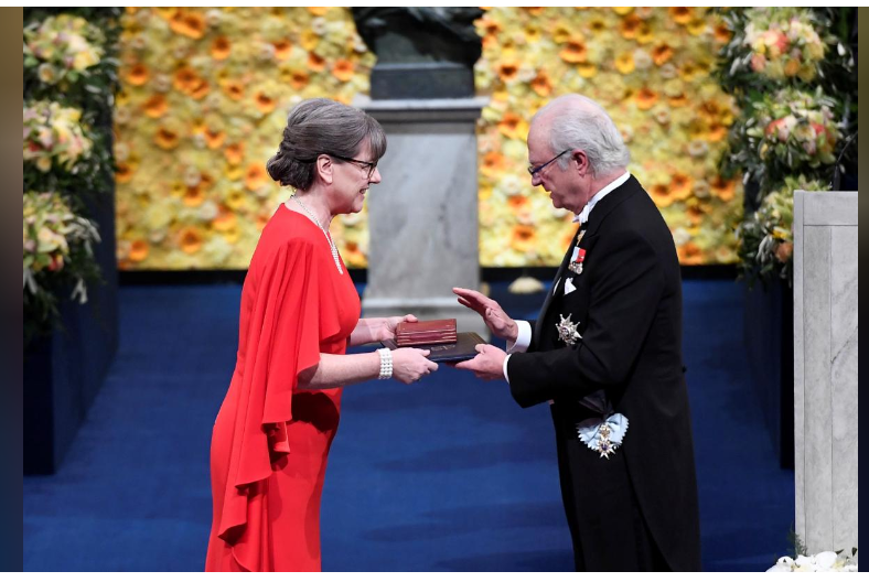 Bà Donna Strickland nhận giải Nobel Vật lý về những phát minh trong lĩnh vực vật lý laser, mở đường cho việc chế tạo các dụng cụ vô cùng tinh vi sử dụng trong phẫu thuật mắt và các ngành công nghiệp kỹ thuật cao. (Nguồn: Reuters)