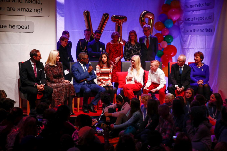 Công chúa, hoàng tử Na Uy cùng hai nhân vật giành giải Nobel Hòa bình tại buổi tiệc tổ chức trong khuôn khổ lễ trao giải. (Nguồn: Reuters)