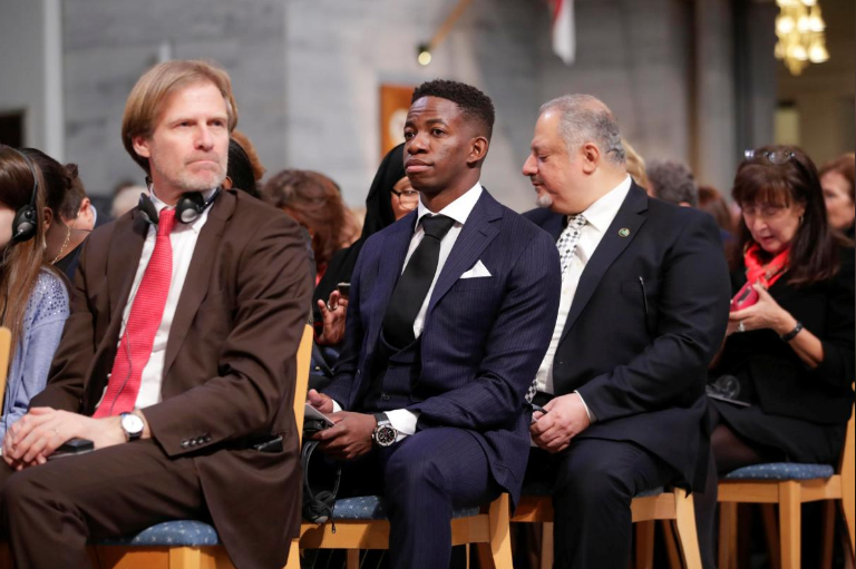 Cầu thủ bóng đá Mushaga Bakenga đang thi đấu tại Na Uy, cháu trai của bác sỹ Denis Mukwege, người vừa nhận giải Nobel Hòa bình, tham dự buổi lễ. (Nguồn: Reuters)