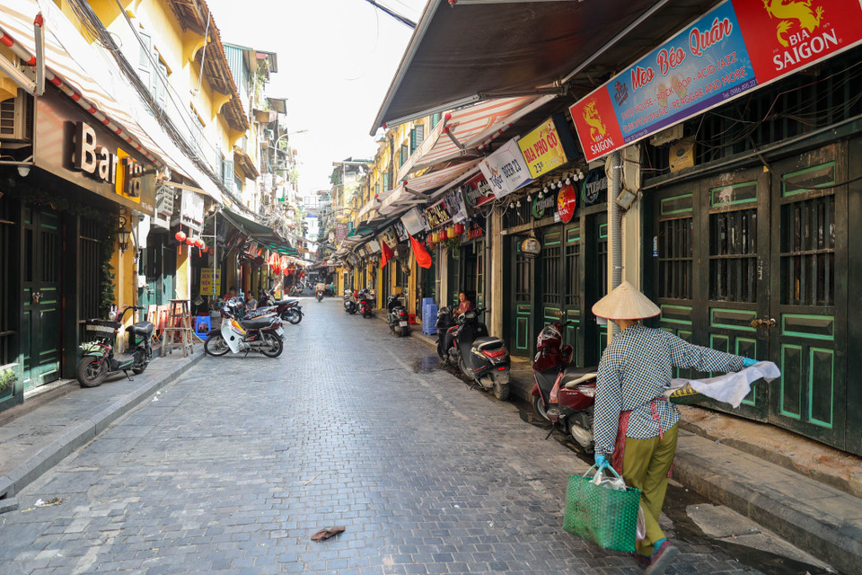 Ngày 4/5 là ngày đi làm đầu tiên sau kỳ nghỉ Lễ 30/4-1/5 và cũng là ngày thứ hai Hà Nội thực hiện việc đóng cửa các quán càphê, hàng ăn vỉa hè để phòng dịch COVID-19. (Ảnh: Minh Hiếu/Vietnam+)