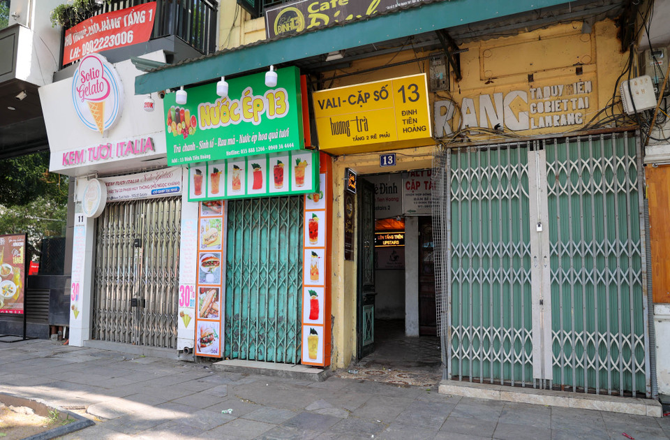 Nhiều hàng quán đóng hẳn cửa, không tiếp khách. (Ảnh: Minh Hiếu/Vietnam+)