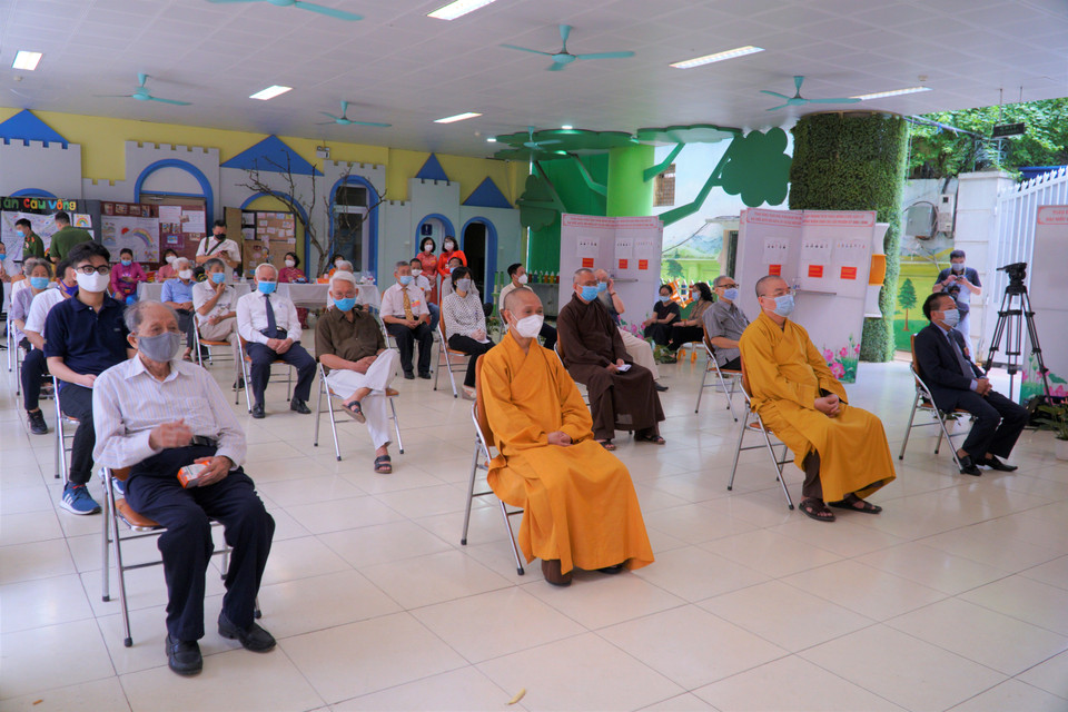 Tại khu vực bỏ phiếu số 2 phường Trần Hưng Đạo (Hoàn Kiếm, Hà Nội) nhiều nhà sư đã có mặt từ rất sớm để tham gia bỏ phiếu. (Ảnh: Minh Hiếu/Vietnam+) 