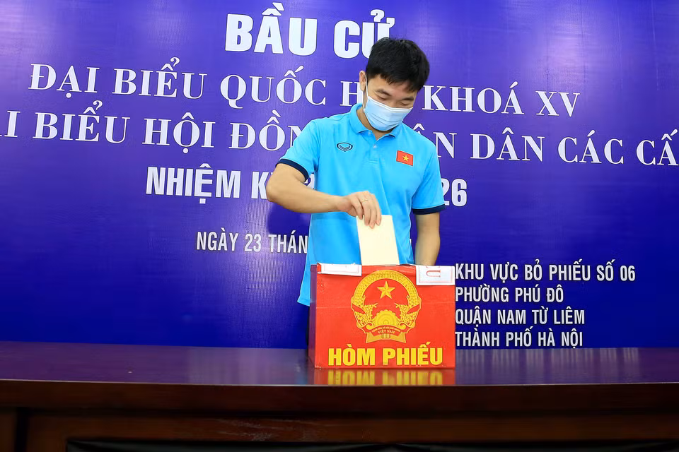 Hoạt động bỏ phiếu đã diễn ra nhanh gọn khi bản thân các thành viên trong ban huấn luyện, các cầu thủ đều đặt niềm tin vào sự lựa chọn của mình. (Ảnh: VFF) 