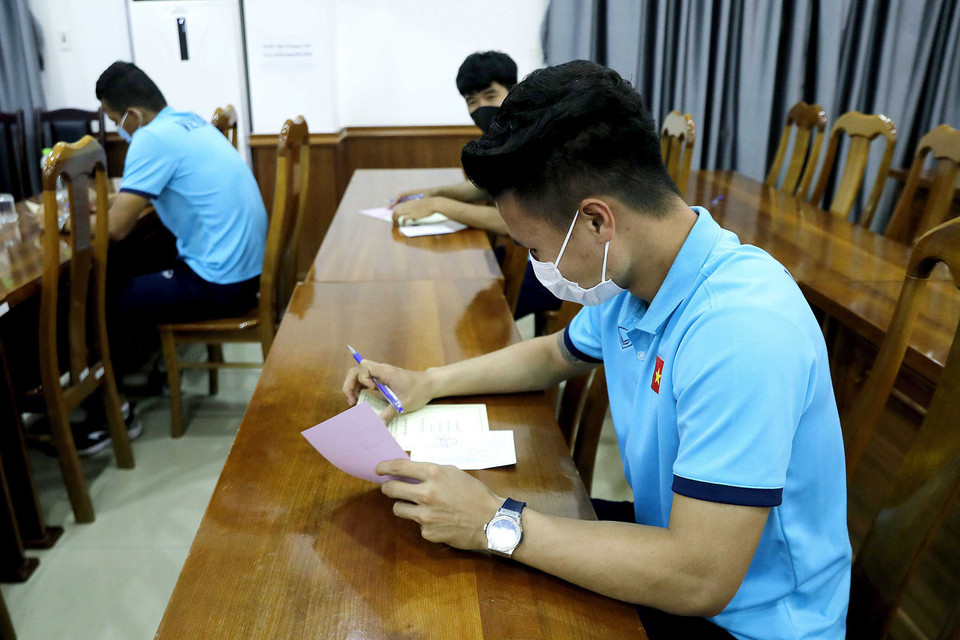 Các tuyển thủ đều vinh dự được cầm lá phiếu trên tay, tất cả đều cảm thấy phấn khởi, tự hào và có ý thức trách nhiệm hơn đối với lá phiếu của mình để lựa chọn những người xứng đáng. (Ảnh: VFF) 