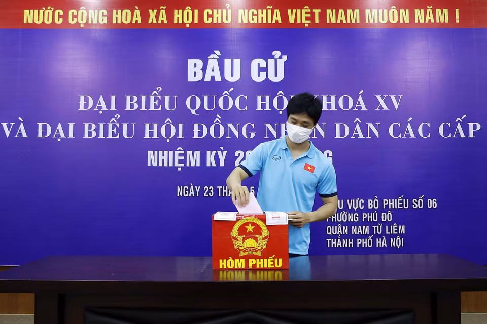 Sáng nay (23/5), hòa trong không khí tưng bừng, phấn khởi của Ngày Bầu cử - Ngày hội toàn dân, các thành viên tuyển Việt Nam và đội U22 đã tiến hành bỏ phiếu bầu, hoàn thành quyền và nghĩa vụ công dân đối với sự kiện trọng đại của đất nước. (Ảnh: VFF) 