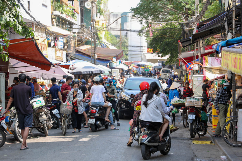 Những nơi tụ tập đông người như chợ cóc tiềm ẩn nguy cơ cao về lây lan dịch bệnh. (Ảnh: Minh Hiếu/Vietnam+)