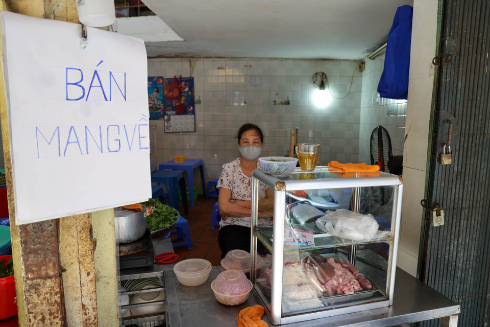 Bên cạnh một số quán ăn, càphê đóng cửa, một số quán chỉ bán trong nhà cũng như bán cho khách mang về. (Ảnh: Minh Hiếu/Vietnam+)