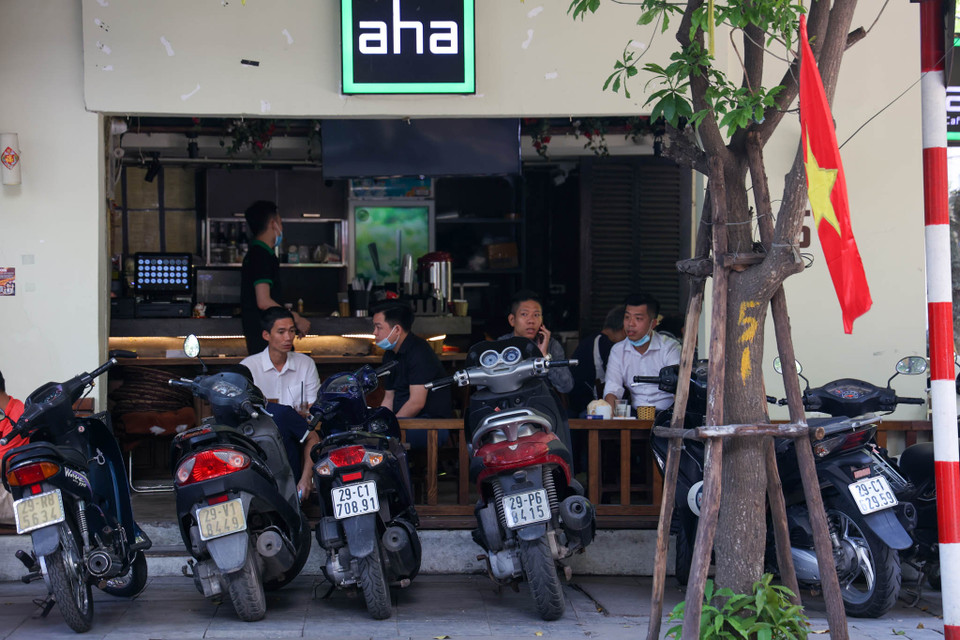 Theo ghi nhận, nhiều cửa hàng càphê vẫn chưa thực hiện nghiêm quy định của thành phố, tụ tập đông người cũng như không giãn cách. (Ảnh: Minh Hiếu/Vietnam+)
