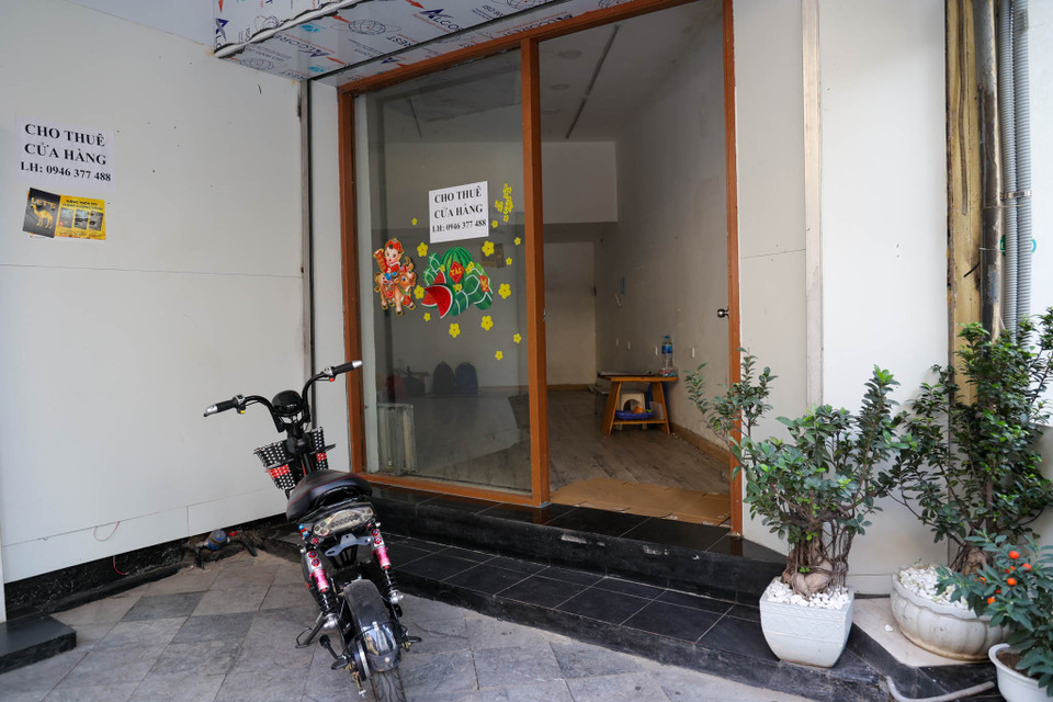 Nhiều cửa hàng trên phố cổ vì không cầm cự được do đóng cửa triền miên đã phải đóng cửa hàng. (Ảnh: Minh Hiếu/Vietnam+)