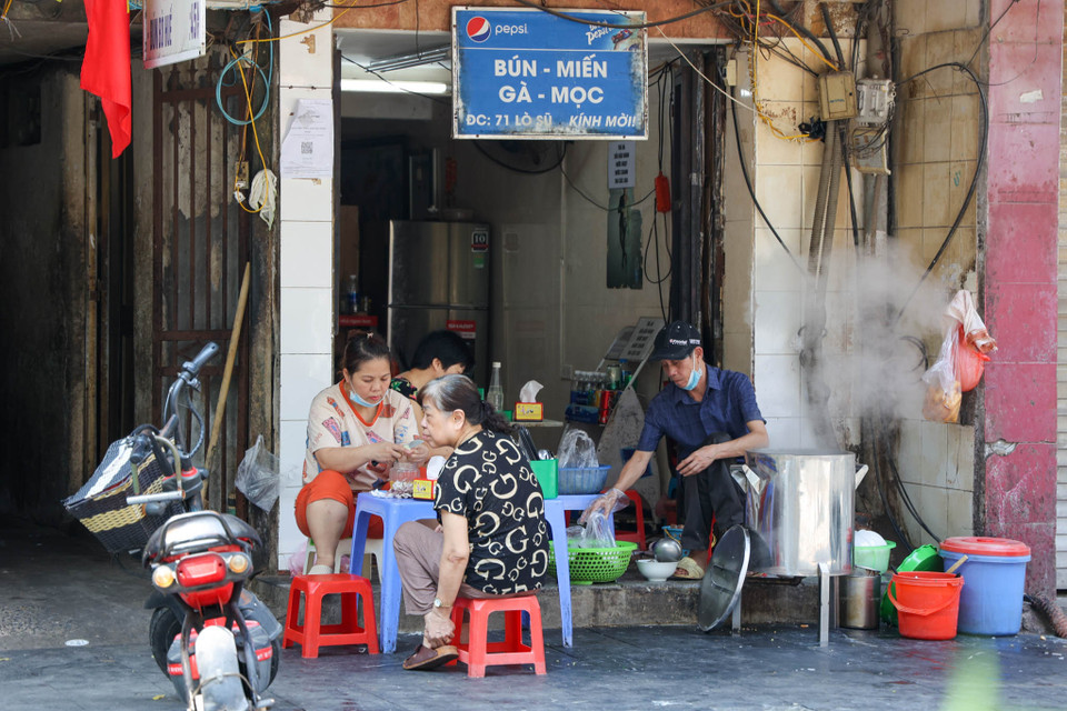 Ngoài việc lấn chiếm vỉa hè thì hàng quán trở thành tụ điểm tập trung đông người, tiềm ẩn nguy cơ lây nhiễm dịch bệnh. (Ảnh: Minh Hiếu/Vietnam+)