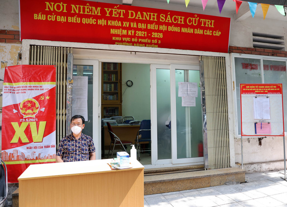 Điểm danh sách cử tri phường Hàng Buồm đã bố trí sẵn khẩu trang, nước sát khuẩn cho người dân. (Ảnh: Minh Hiếu/Vietnam+)