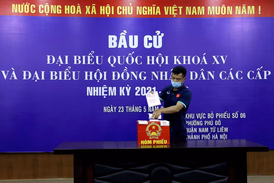 Sau khi hoàn thành công tác bầu cử, hai đội tuyển trở lại sân tập để chuẩn bị hướng tới các mục tiêu lớn sắp tới vào chiều nay. Đội tuyển Việt Nam hướng tới tấm vé giành quyền đi tiếp tại Vòng loại World Cup 2022 khi ít ngày nữa sẽ di chuyển sang UAE thi đấu. Còn với U22 Việt Nam, mục tiêu là SEA Games 31 và Vòng loại U23 châu Á. (Ảnh: VFF) 