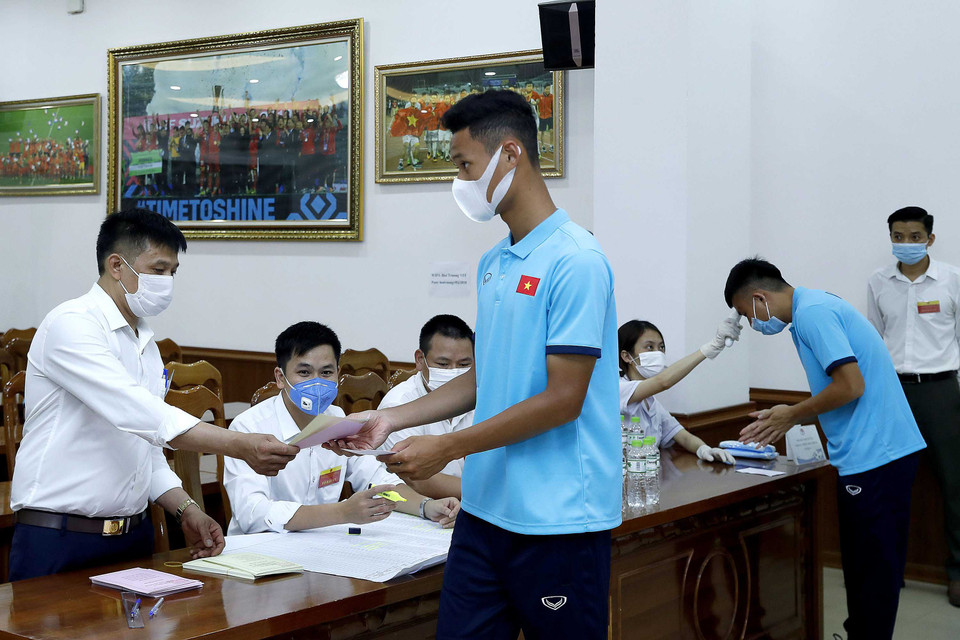 Các cầu thủ, huấn luyện viên đều phải tuân thủ chặt chẽ các quy định, hướng dẫn của cơ quan y tế và địa phương trong công tác bầu cử. (Ảnh: VFF)