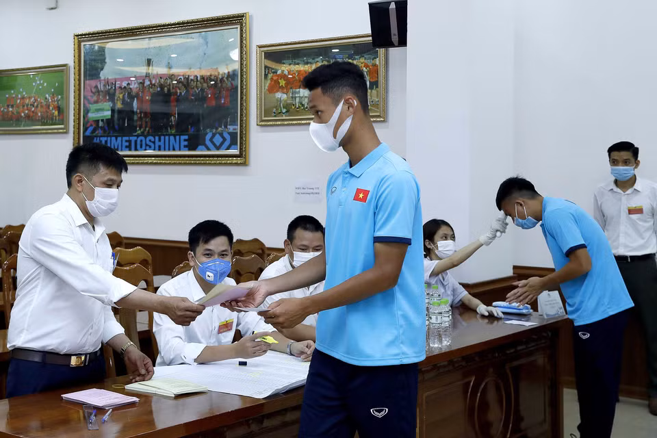 Các cầu thủ, huấn luyện viên đều phải tuân thủ chặt chẽ các quy định, hướng dẫn của cơ quan y tế và địa phương trong công tác bầu cử. (Ảnh: VFF)