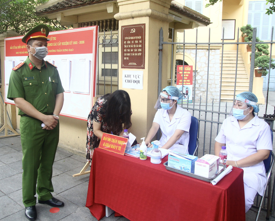 Sau đó, gần 200 chiến sỹ lực lượng vũ trang đi bỏ phiếu. Tại khu vực bỏ phiếu này, Ban tổ chức bố trí đầy đủ nước sát khẩn, khẩu trang, thực hiện giãn cách và yêu cầu mọi người thực hiện đúng 5K theo quy định. (Ảnh: PV/Vietnam+)