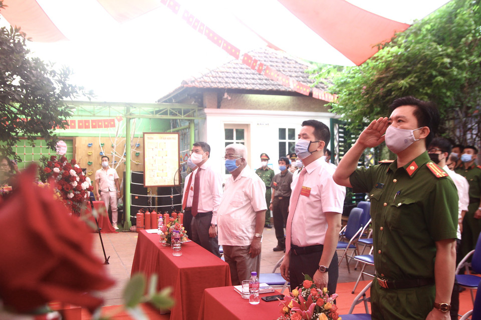 Sáng nay 23/5, khu vực bỏ phiếu số 3 thuộc phường Trần Hưng Đạo, quận Hoàn Kiếm, Hà Nội là một trong những điểm bầu cử đặc biệt khi sẽ có hòm phiếu phụ để phục vụ những người đang nằm trong khu cách ly trên địa bàn. (Ảnh: PV/Vietnam+)