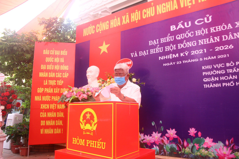 Ông Phạm Thế Duyệt, nguyên Ủy viên Bộ Chính trị, nguyên Chủ tịch Ủy ban Trung ương Mặt trận Tổ quốc Việt Nam dự khai mạc và tham gia bỏ phiếu. (Ảnh: PV/Vietnam+)