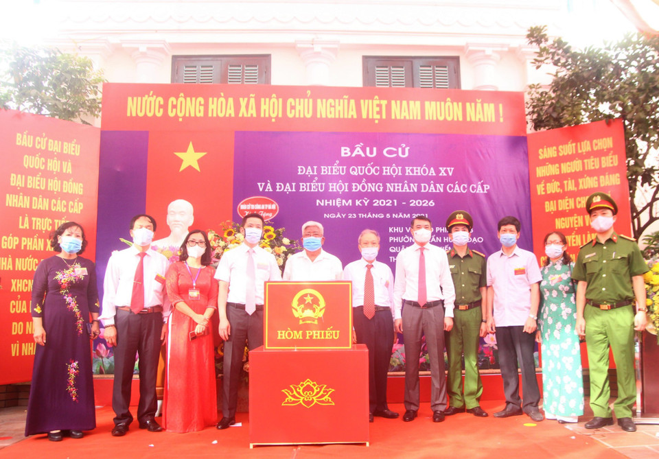 Đúng 7 giờ sáng, công tác bầu cử được thực hiện với những lá phiếu đầu tiên của nhiều lãnh đạo. (Ảnh: PV/Vietnam+)