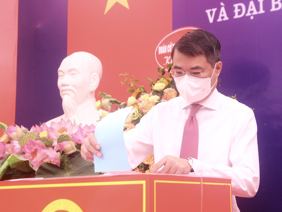 Ông Lê Minh Hưng, Bí thư Trung ương Đảng, Chánh Văn phòng Trung ương Đảng thực hiện bỏ phiếu tại khu vực số số 3 thuộc phường Trần Hưng Đạo, quận Hoàn Kiếm, Hà Nội. (Ảnh: PV/Vietnam+)