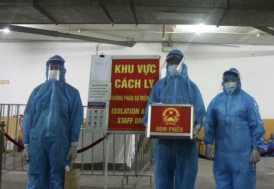 Song song với công tác bầu cử tại điểm quy định, cán bộ thuộc tổ bầu cử mang thùng phiếu di động đến khách sạn Mường Thanh Hà Nội Grand Centre (78 Thợ Nhuộm). Đây là điểm đang có 67 người nước ngoài cách ly và 4 người Việt Nam phục vụ. (Ảnh: PV/Vietnam+)
