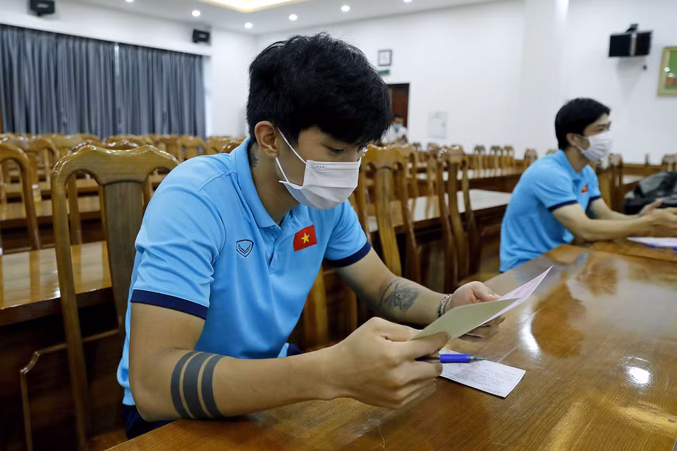 Trước khi tham gia vào ngày hội toàn dân, các thành viên hai đội tuyển đều đã được tuyên truyền, phổ biến về Luật Bầu cử đại biểu Quốc hội và đại biểu Hội đồng nhân dân, trình tự, thủ tục bầu cử và nghiên cứu danh sách, tiểu sử tóm tắt đại biểu. (Ảnh: VFF)