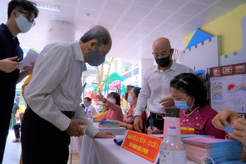 Tại mỗi điểm bầu cử, các cử tri đều được phân chia giờ bỏ phiếu theo từng khu vực để đảm bảo phòng chống dịch bệnh COVID-19. (Ảnh: Minh Hiếu/Vietnam+)