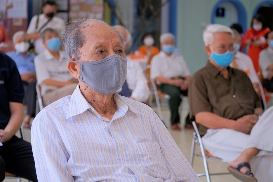 Người lớn tuổi nhất tại điểm bầu cử này là bác Lê Mẫn, năm nay 92 tuổi vẫn đều đặn đi bỏ phiếu trong mỗi kỳ bầu cử. (Ảnh: Minh Hiếu/Vietnam+)