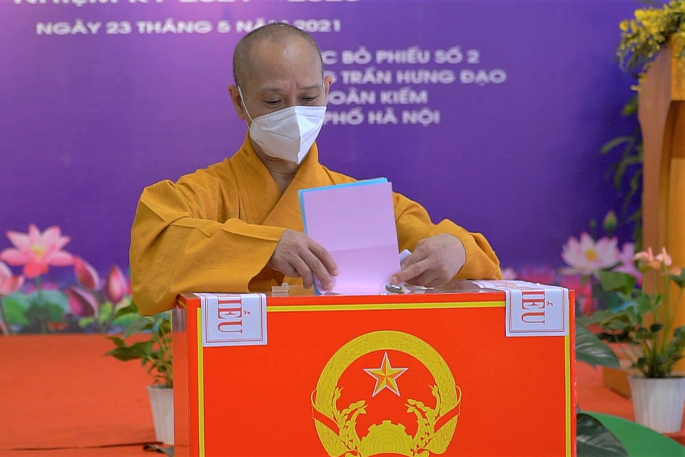 “Ứng cử viên tham gia tranh cử đại biểu nhiệm kỳ này có cả tu sĩ, hòa thượng để đại diện tiếng nói cho nhân dân, tham gia ý kiến về các chính sách tôn giáo đối với Quốc hội,” Thượng tọa Thích Thanh Điện nhấn mạnh. (Ảnh: Minh Hiếu/Vietnam+) 