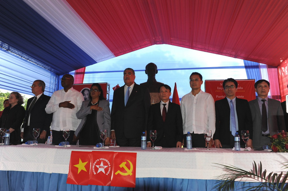 Đoàn đại biểu Đảng Cộng sản Việt Nam và các nhà hoạt động chính trị-xã hội Cộng hòa Dominicana làm lễ chào cờ. (Ảnh Lê Hà/TTXVN)