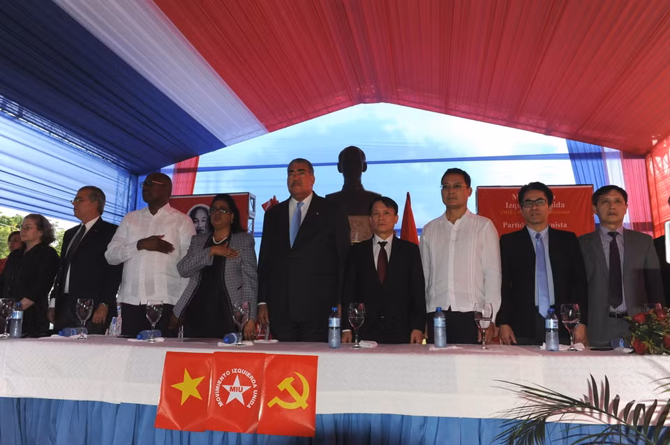 Đoàn đại biểu Đảng Cộng sản Việt Nam và các nhà hoạt động chính trị-xã hội Cộng hòa Dominicana làm lễ chào cờ. (Ảnh Lê Hà/TTXVN)