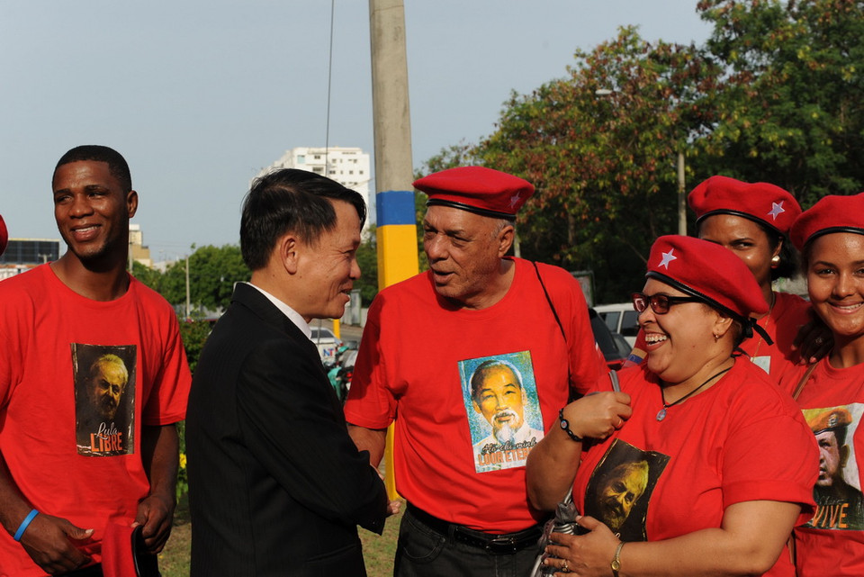 Đồng chí Nguyễn Đức Lợi gặp gỡ người dân Cộng hòa Dominicana dự buổi lễ. (Ảnh Lê Hà/TTXVN)