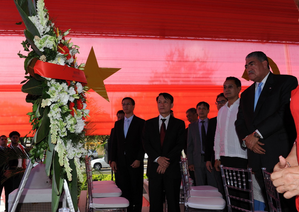 Đồng chí Nguyễn Đức Lợi và các đại biểu đặt vòng hoa trước Tượng đài Chủ tịch Hồ Chí Minh. (Ảnh Lê Hà/TTXVN)